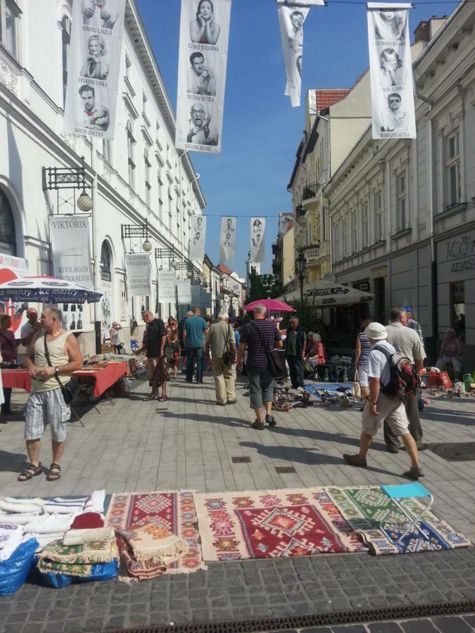 Downtown Apartment Miskolc Esterno foto