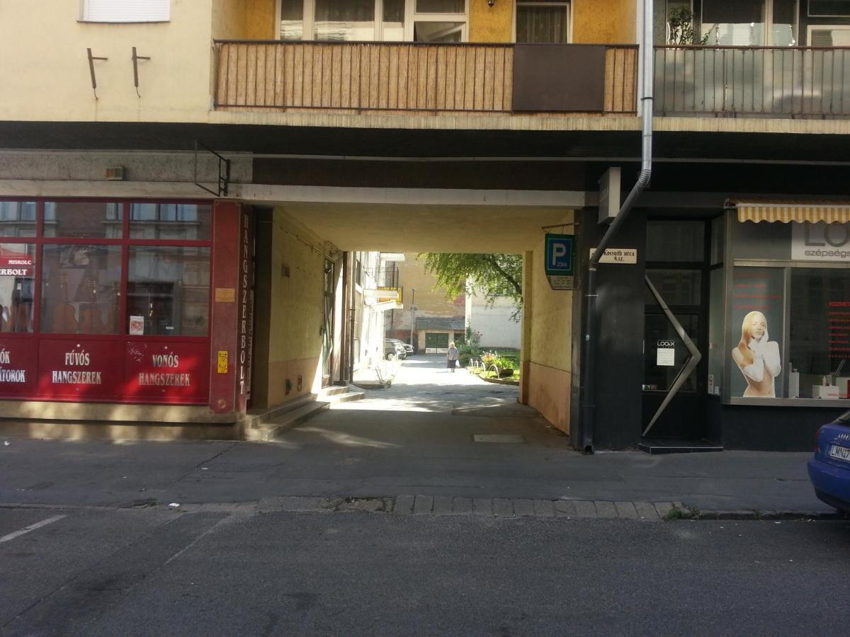 Downtown Apartment Miskolc Esterno foto